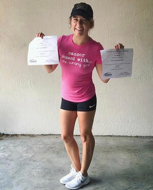 Ashley Williams holding up Sportstraining-Weightloss certificates